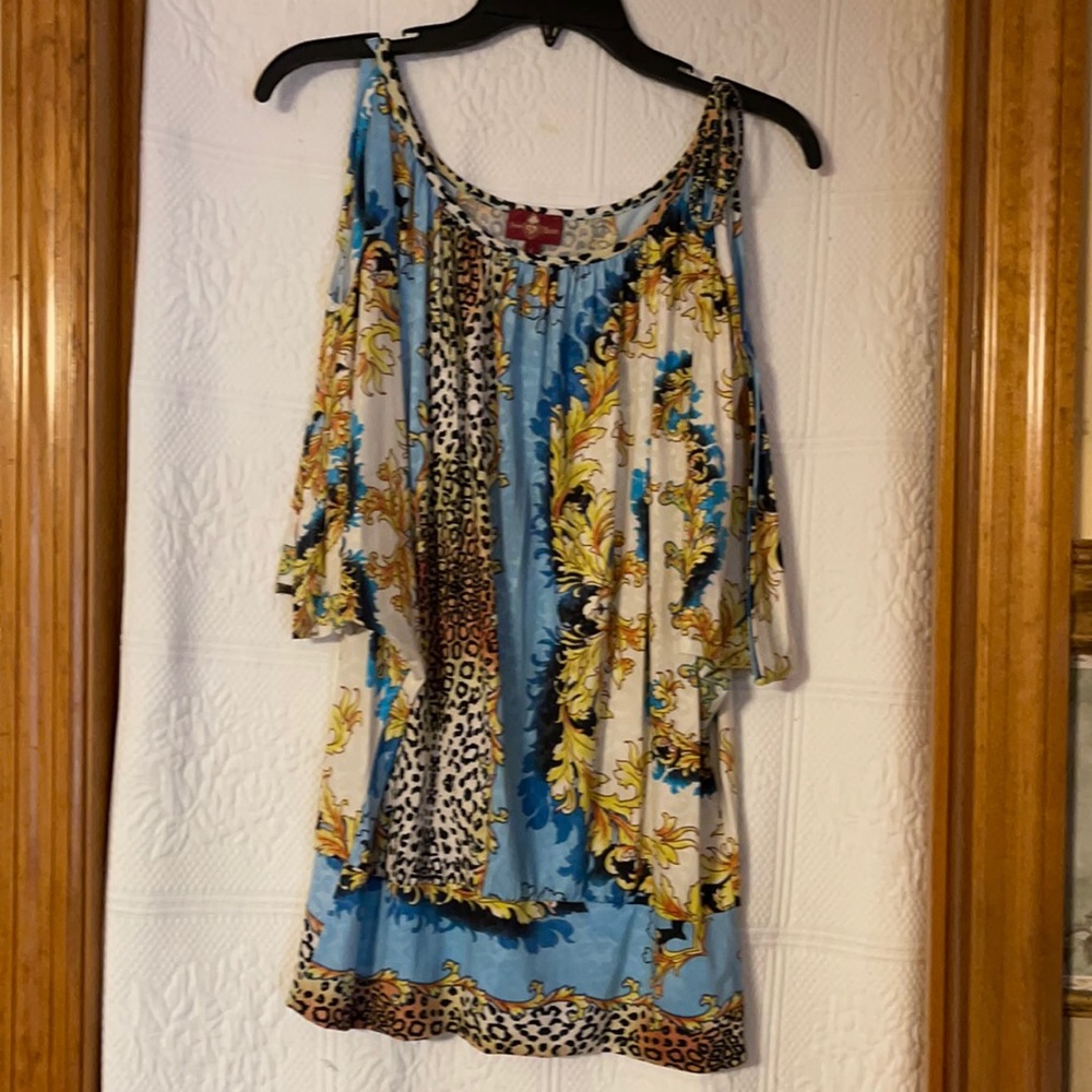From the heart round neck wing arm open sleeve blouse.